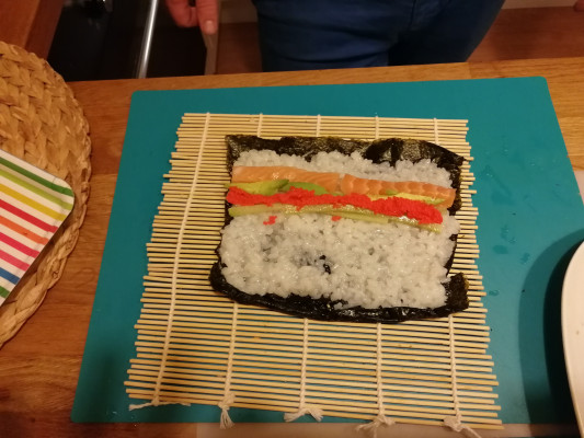 Sushi pÅ™ipravenÃ© k rolovÃ¡nÃ­.